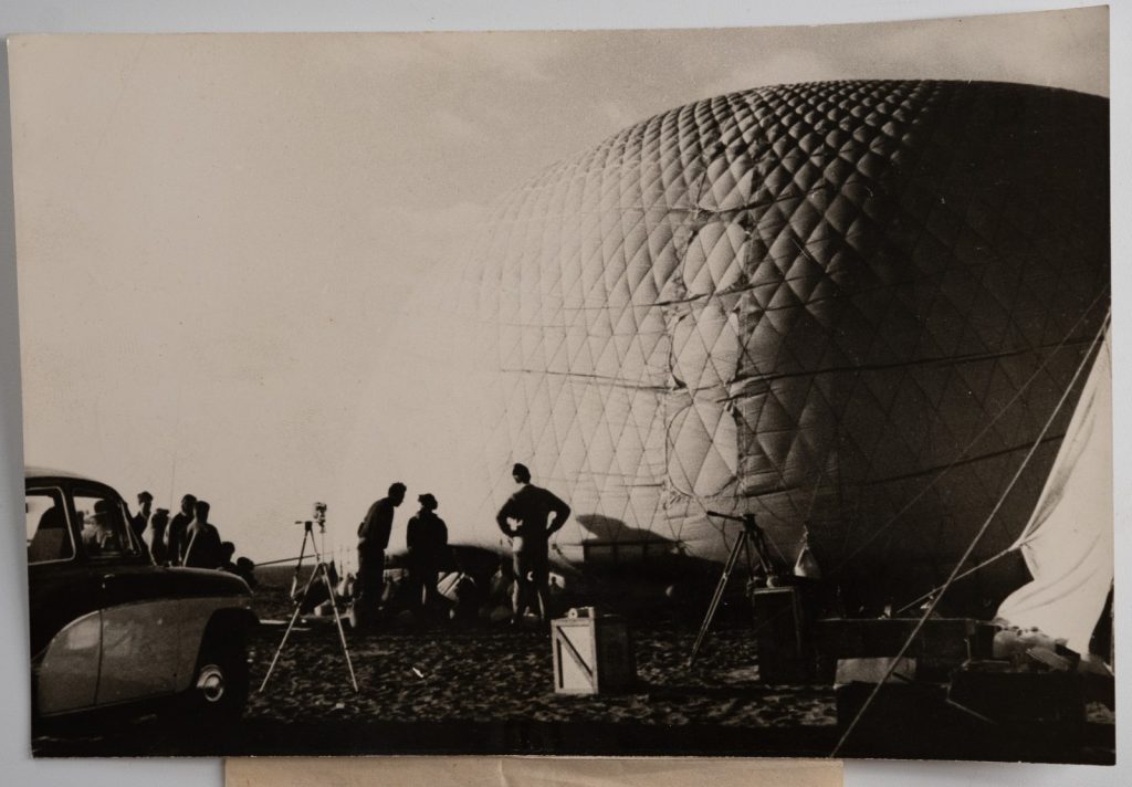 Photo ballon aérostatique américain "El Pequeño Mundo" aux iles 12X18cm 1950