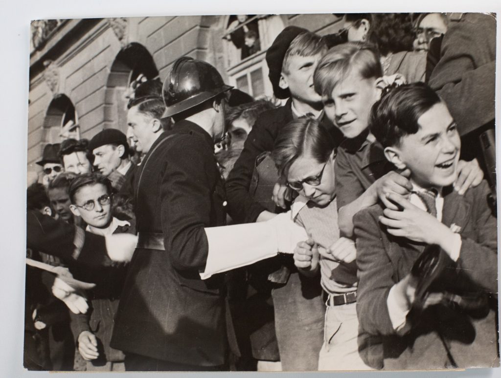 PHOTO de presse 1940 Légende "il veulent voir le maréchal" enfant 18X24CM