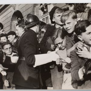 PHOTO de presse 1940 Légende "il veulent voir le maréchal" enfant 18X24CM