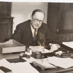 BRITISH OFFICIAL PHOTO 1945 Lieut Commander M.L Greenleaves of Falmouth 15X20CM