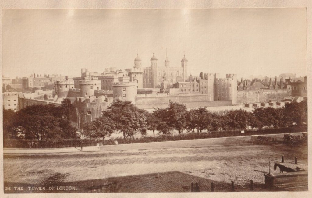 TIRAGE PHOTO	ALBUMINE SUR CARTON 1870 LONDRES La Tour de Londres 11X18cm