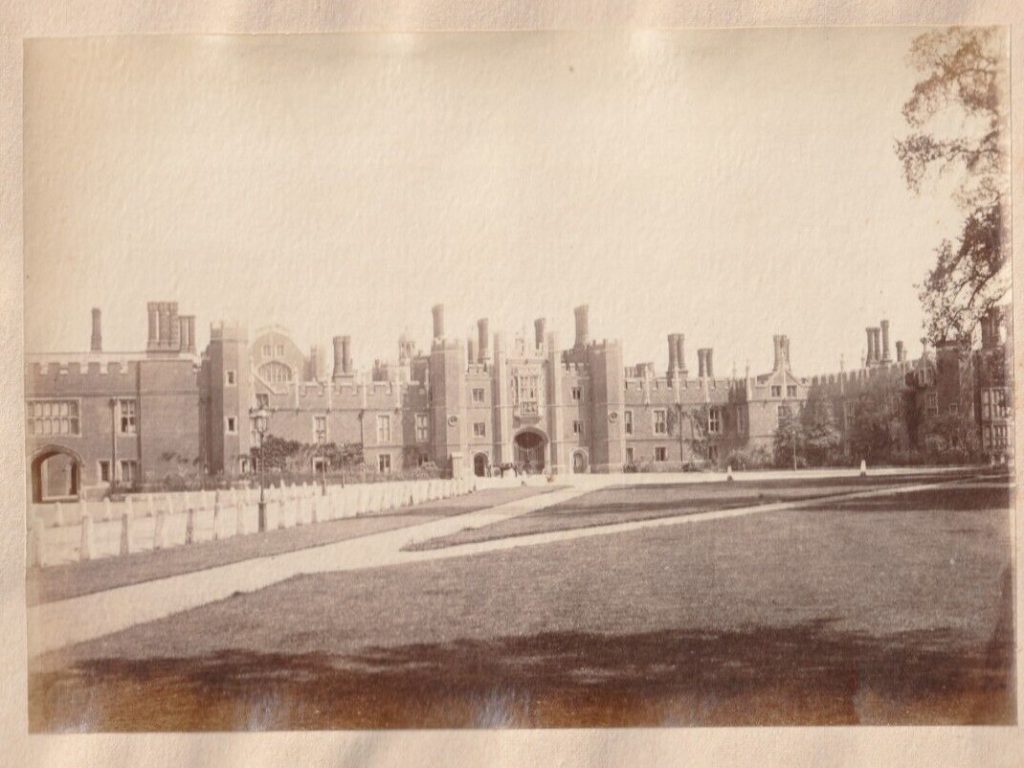 TIRAGE PHOTO	ALBUMINE SUR CARTON 1870 LONDRES Château de Hampton Court  11X18cm