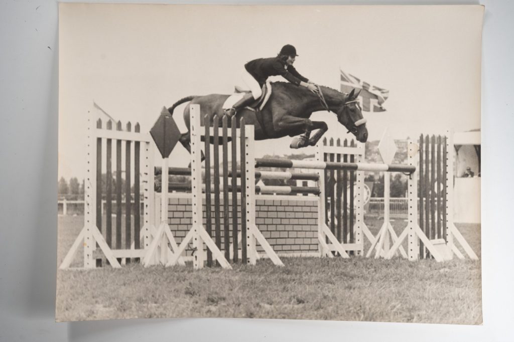 PHOTO Argentique France Equitation cheval saut d'obstacles 1970 30X40cm