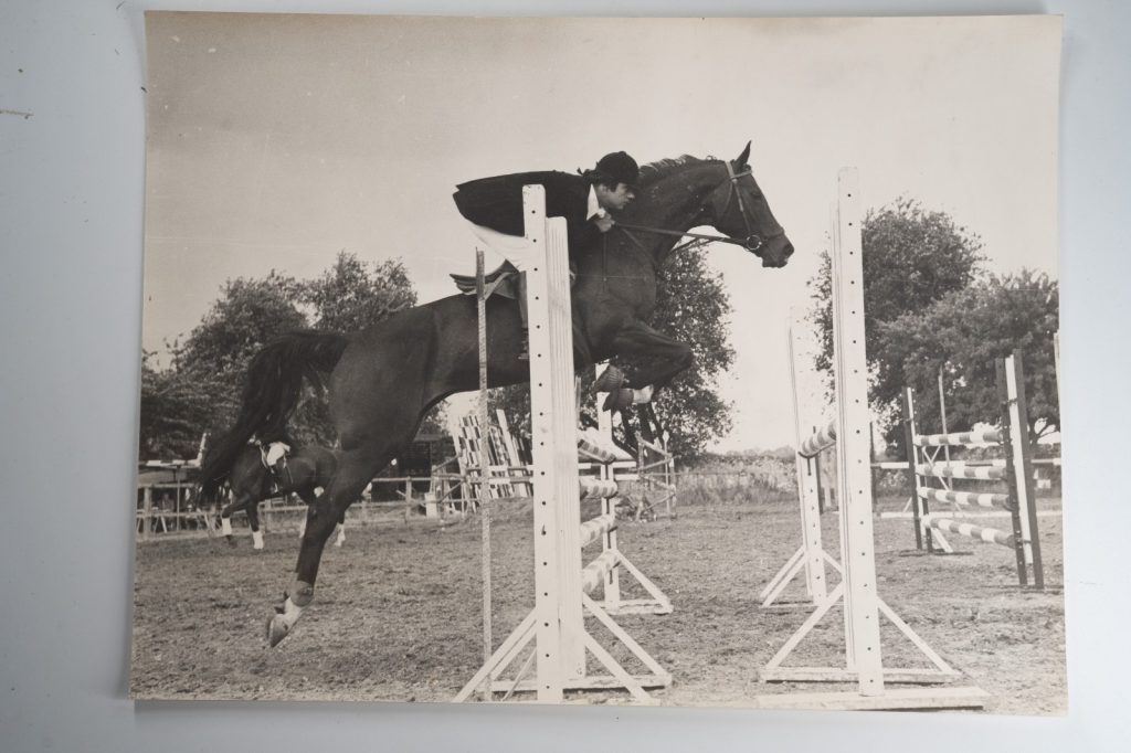 PHOTO Argentique France Equitation cheval saut d'obstacles 1970 30X40cm