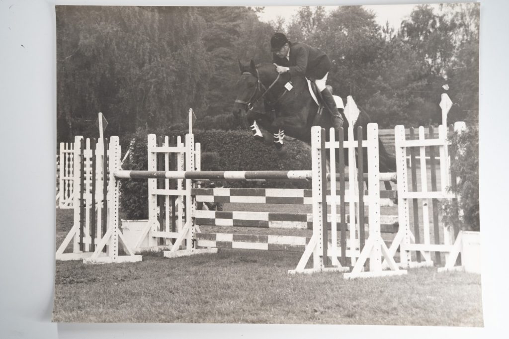 PHOTO Argentique France Equitation cheval saut d'obstacles 1970 30X40cm