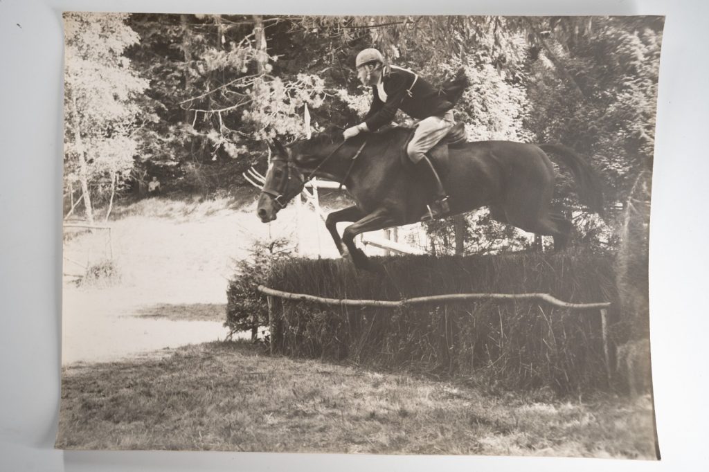PHOTO Argentique France Equitation cheval saut d'obstacles 1970 30X40cm
