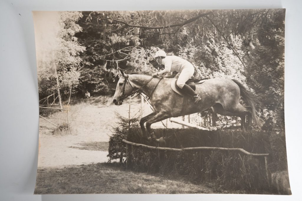 PHOTO Argentique France Equitation cheval saut d'obstacles 1970 30X40cm