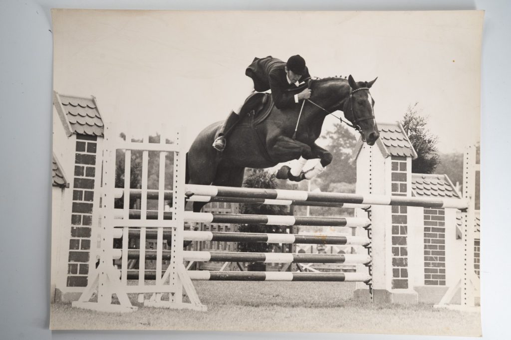 PHOTO Argentique France Equitation cheval saut d'obstacles 1970 30X40cm