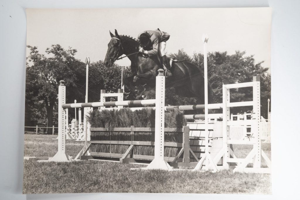 PHOTO Argentique France Equitation cheval saut d'obstacles 1970 30X40cm