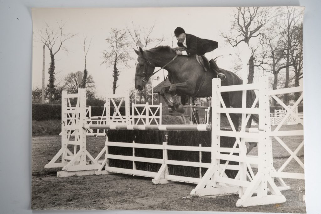 PHOTO Argentique France Equitation cheval saut d'obstacles 1970 30X40cm
