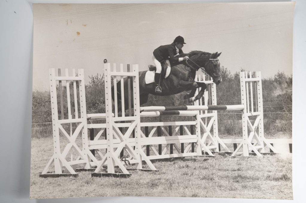 PHOTO Argentique France Equitation cheval saut d'obstacles 1970 30X40cm