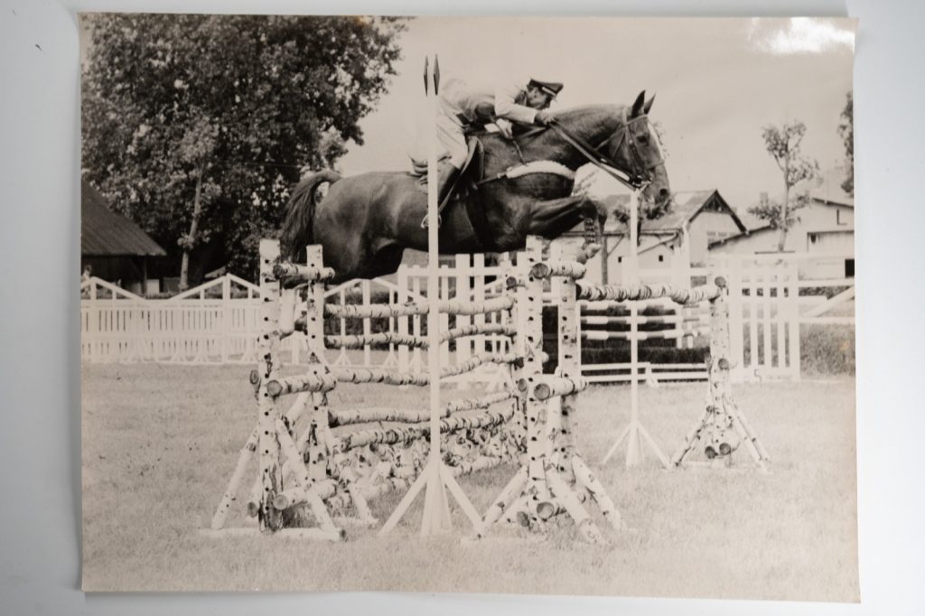 PHOTO Argentique France Equitation cheval saut d'obstacles 1970 30X40cm
