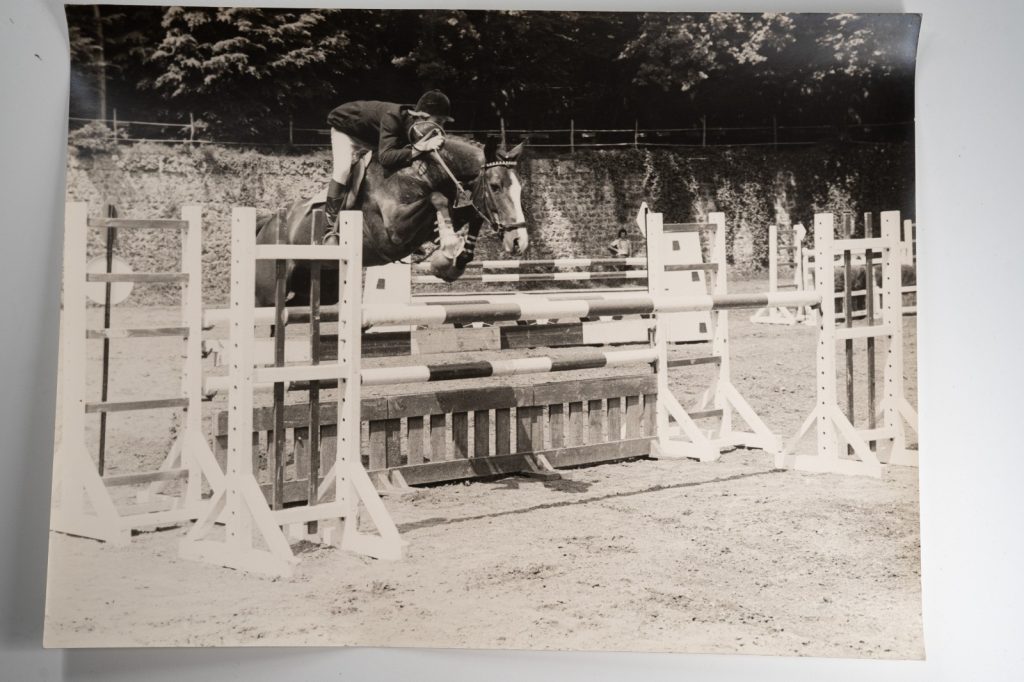 PHOTO Argentique France Equitation cheval saut d'obstacles 1970 30X40cm