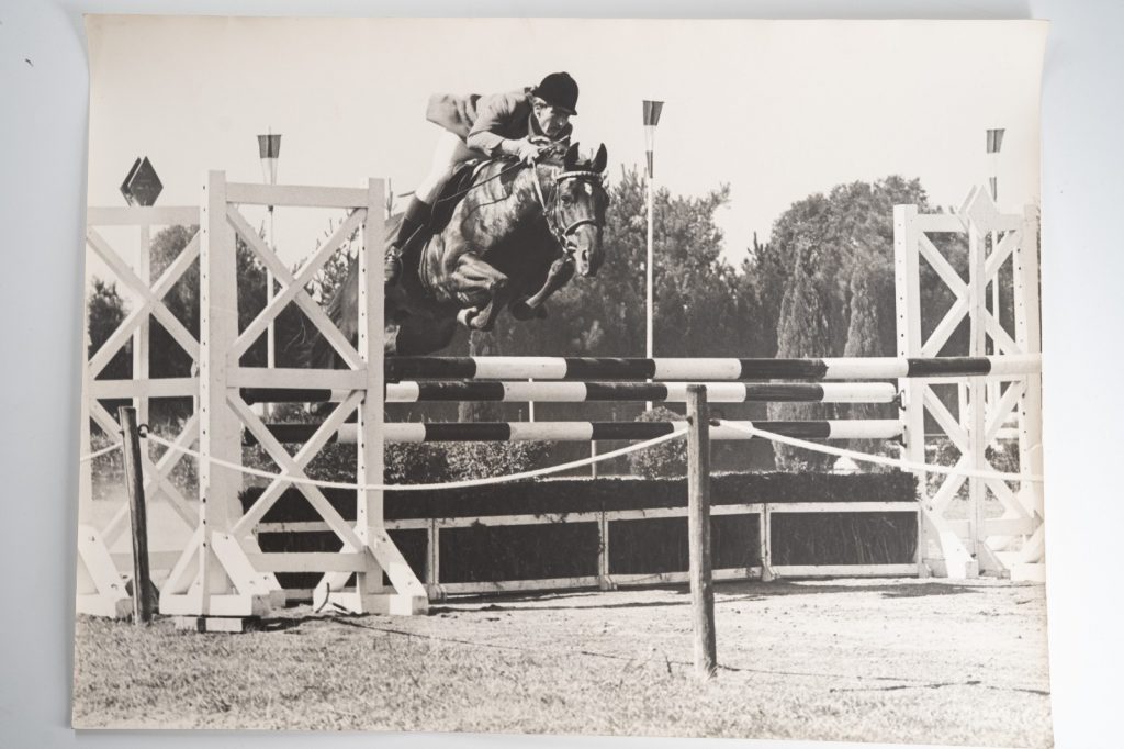 PHOTO Argentique France Equitation cheval saut d'obstacles 1970 30X40cm