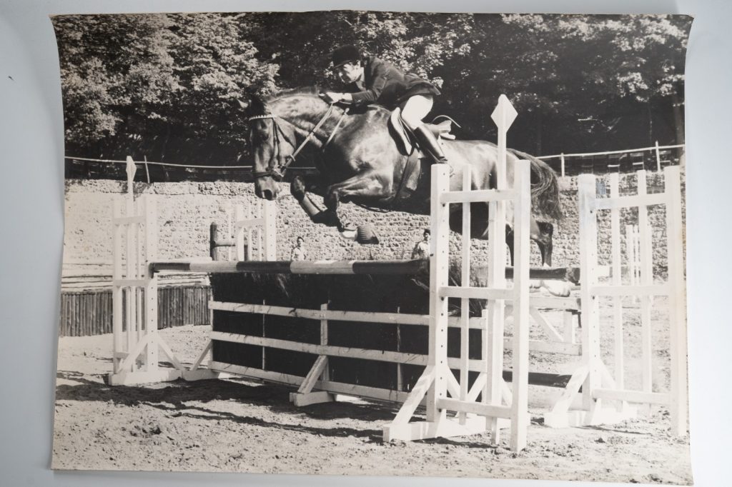 PHOTO Argentique France Equitation cheval saut d'obstacles 1970 30X40cm