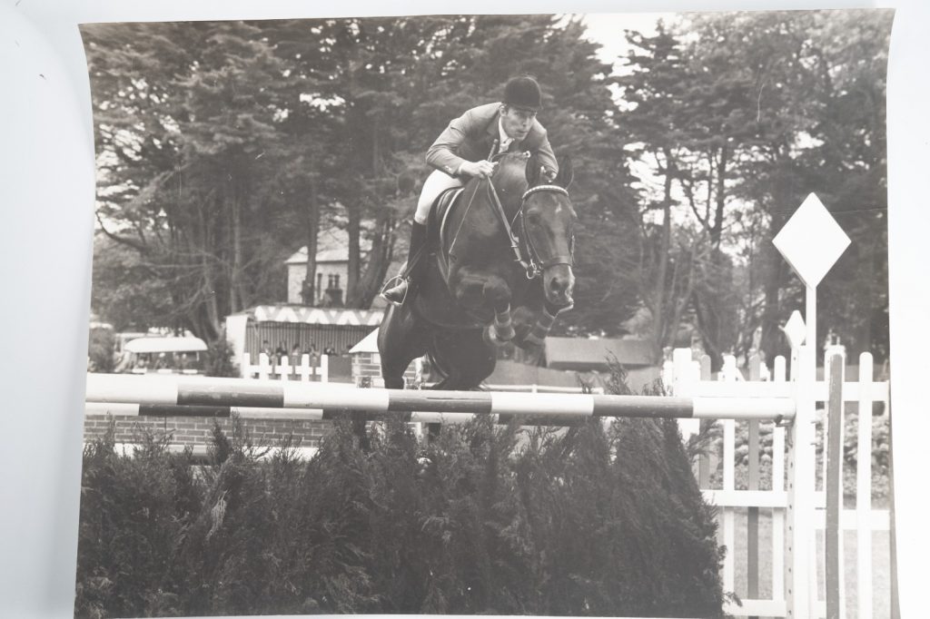 PHOTO Argentique France Equitation cheval saut d'obstacles 1970 30X40cm