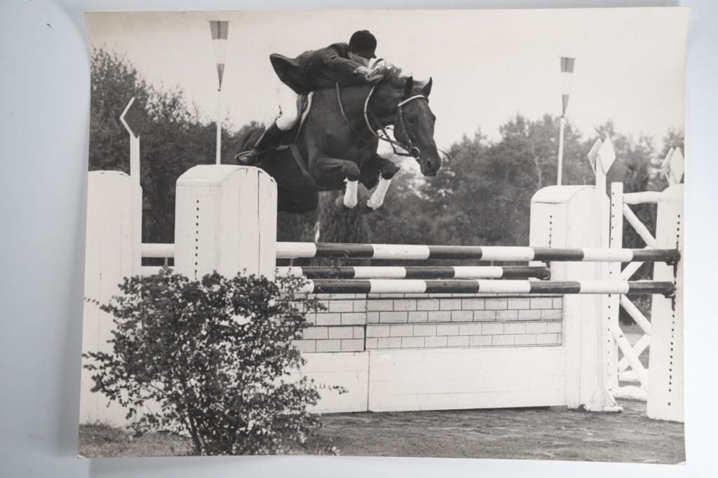 PHOTO Argentique France Equitation cheval saut d'obstacles 1970 30X40cm
