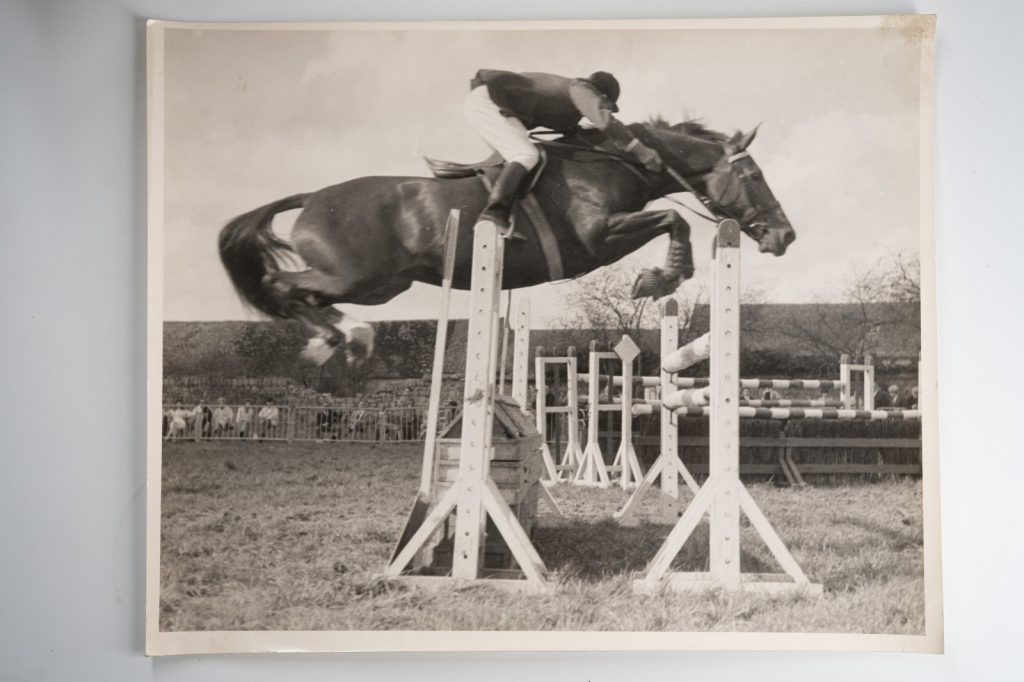 PHOTO Argentique France Equitation cheval saut d'obstacles 24X29cm 1970
