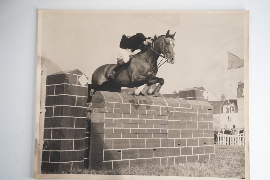 PHOTO Argentique France Equitation cheval saut d'obstacles 24X29cm 1970