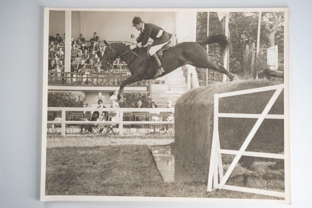 PHOTO Argentique France Equitation cheval saut d'obstacles 24X29cm 1970