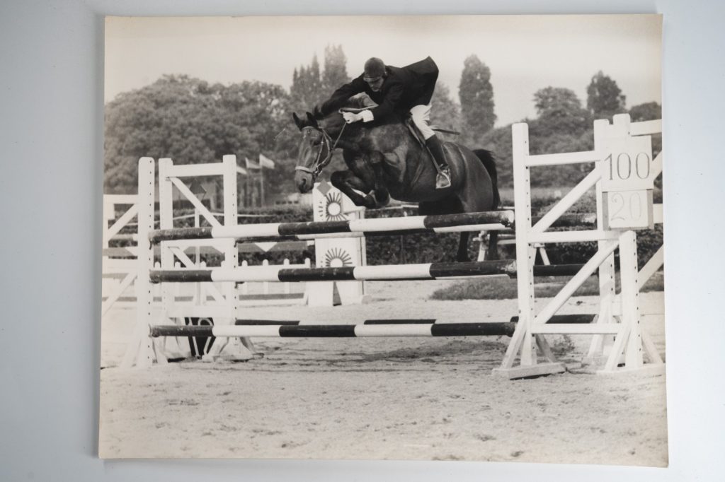 PHOTO Argentique France Equitation cheval saut d'obstacles 24X29cm 1970