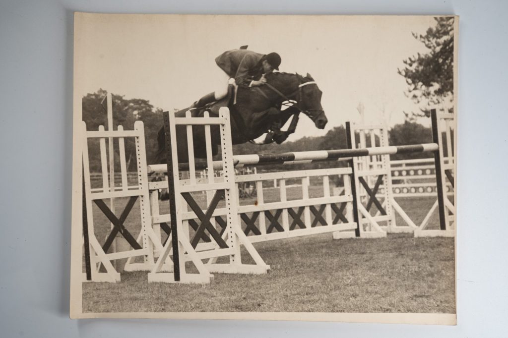PHOTO Argentique France Equitation cheval saut d'obstacles 24X29cm 1970