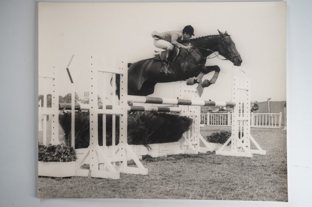 PHOTO Argentique France Equitation cheval saut d'obstacles 24X29cm 1970