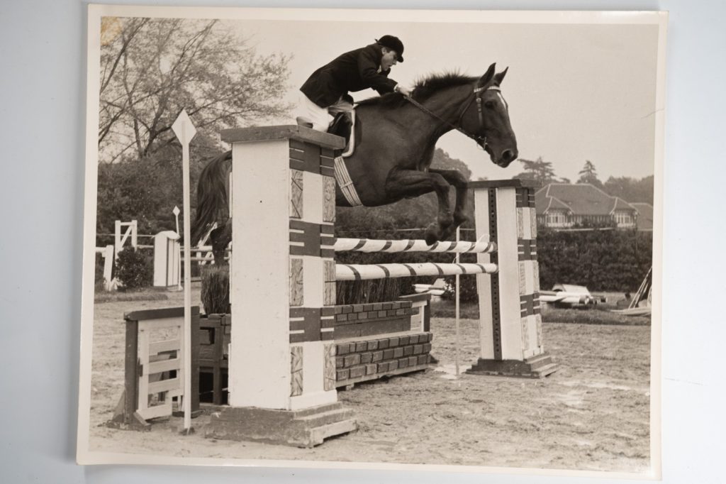 PHOTO Argentique France Equitation cheval saut d'obstacles 24X29cm 1970