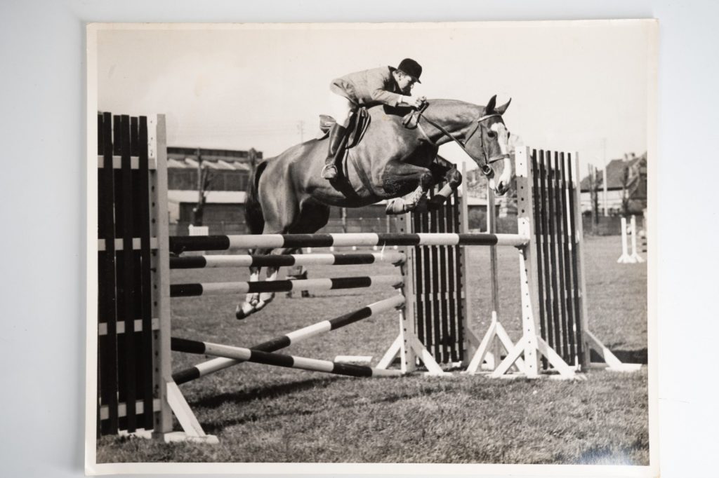PHOTO Argentique France Equitation cheval saut d'obstacles 24X29cm 1970