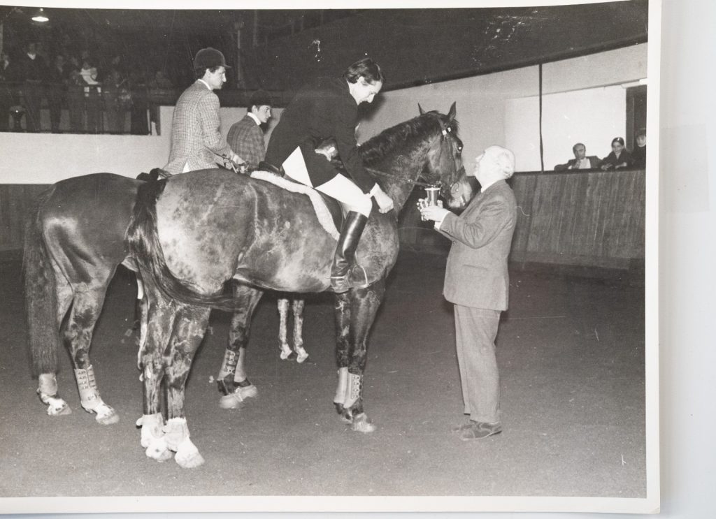 PHOTO Argentique France Equitation cheval saut d'obstacles 18X24cm 1970