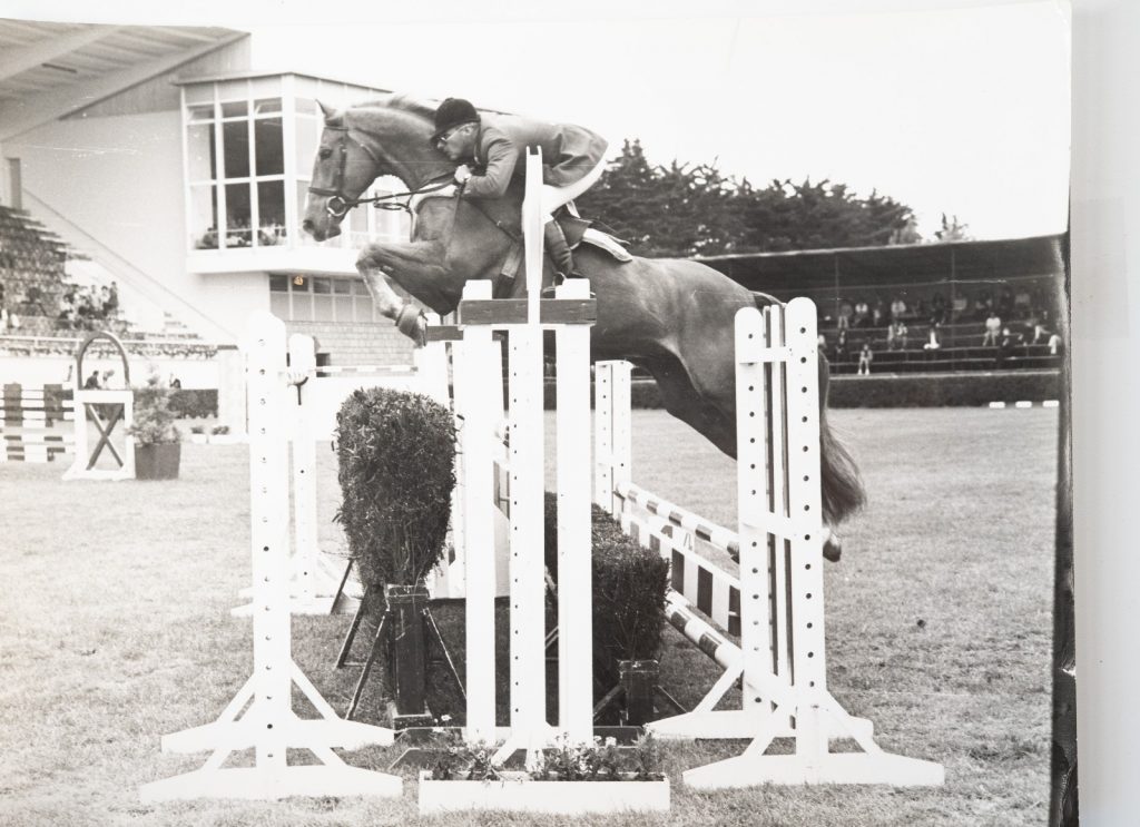 PHOTO Argentique France Equitation cheval saut d'obstacles 18X24cm 1970