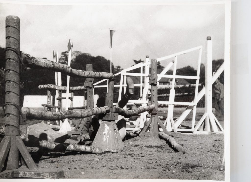PHOTO Argentique France Equitation cheval saut d'obstacles 18X24cm 1970
