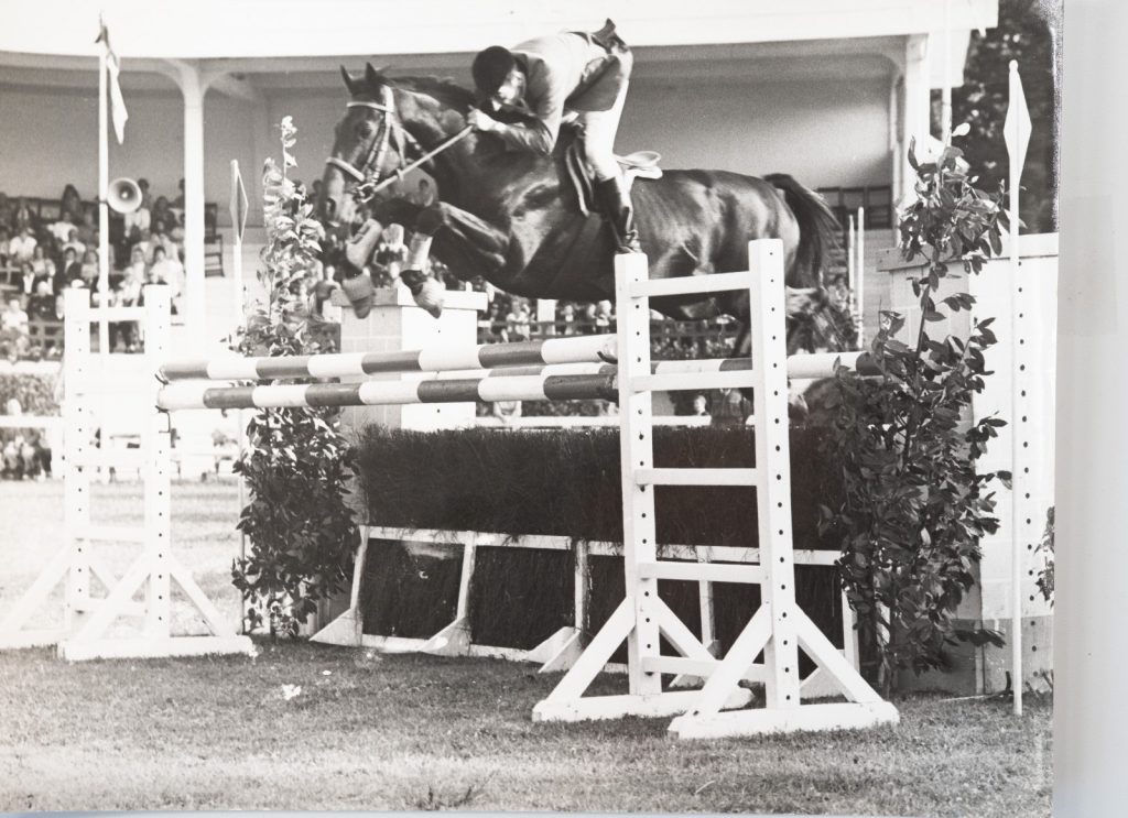 PHOTO Argentique	France	Equitation cheval saut d'obstacles	18X24cm	1970