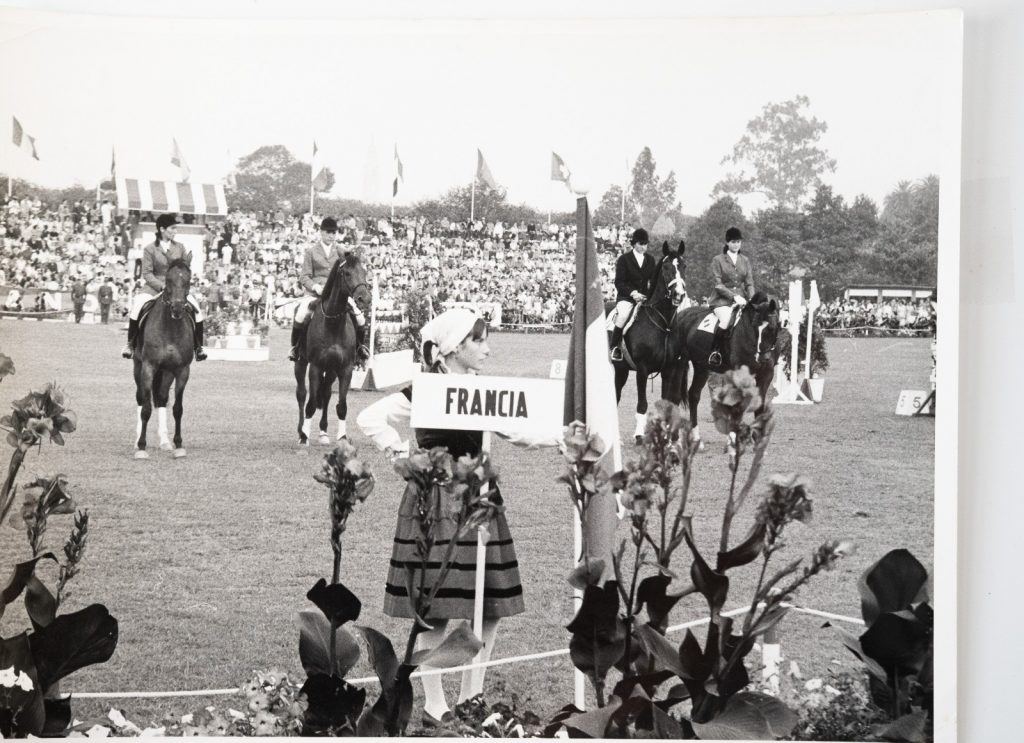 PHOTO Argentique	France	Equitation cheval saut d'obstacles	18X24cm	1970