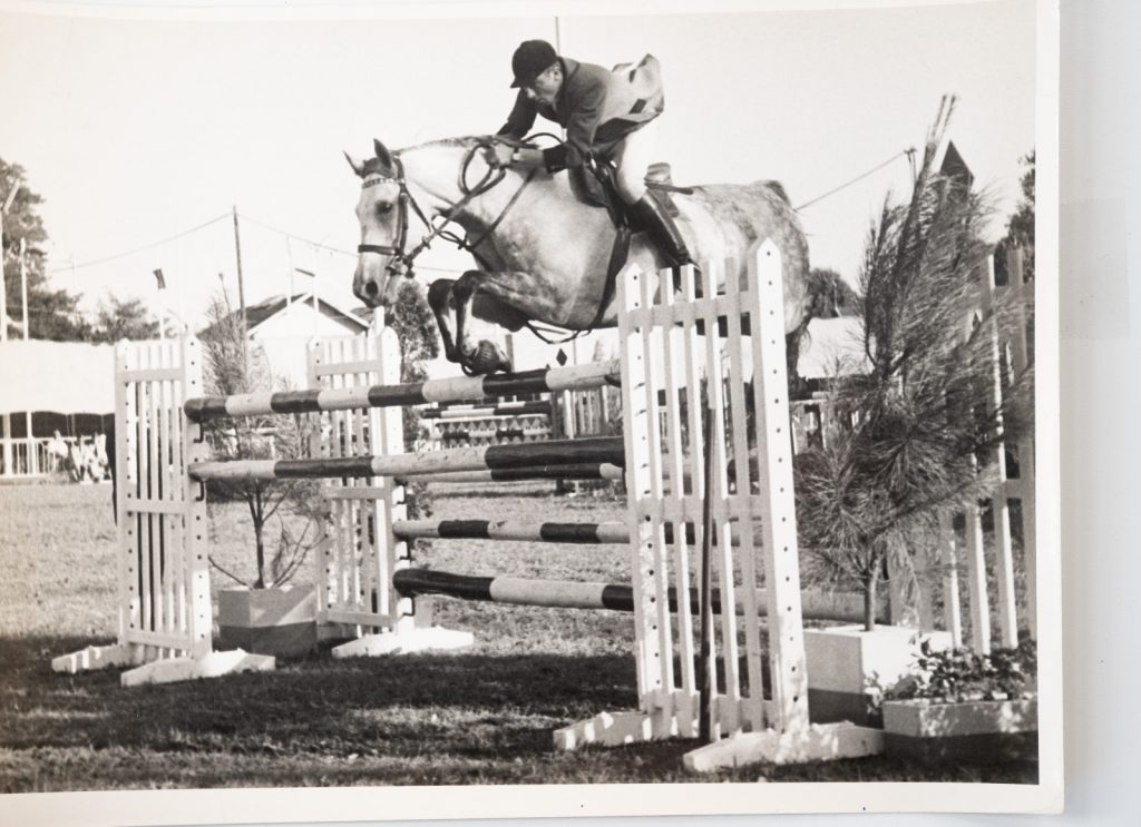 PHOTO Argentique	France	Equitation cheval saut d'obstacles	18X24cm	1970