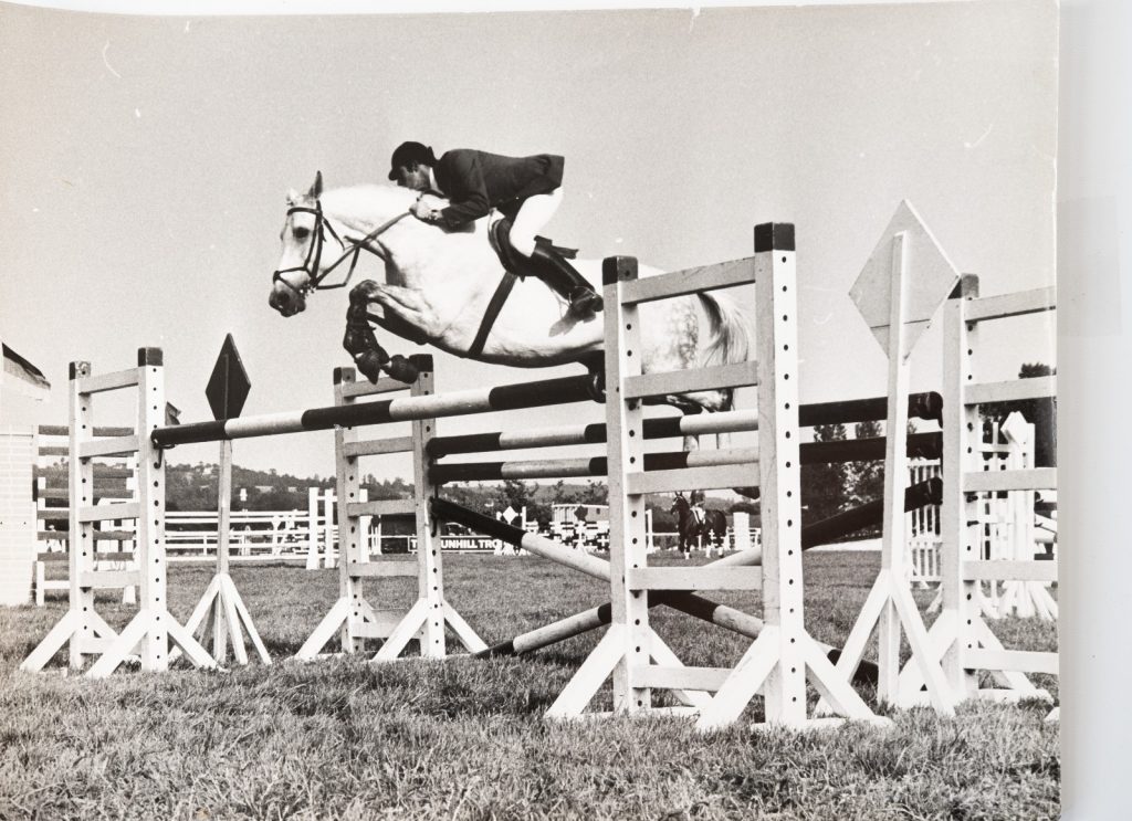 PHOTO Argentique	France	Equitation cheval saut d'obstacles	18X24cm	1970