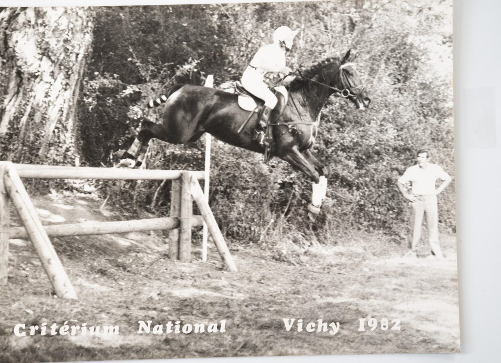 PHOTO Argentique	France	Equitation cheval saut d'obstacles	18X24cm	1970