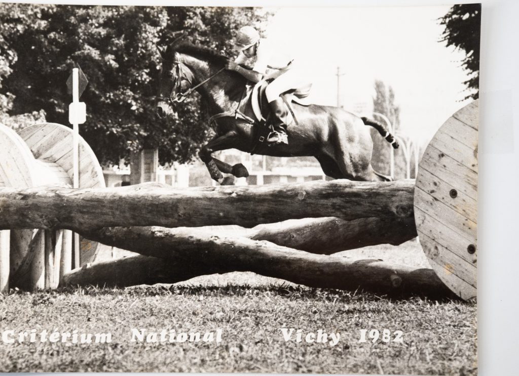 PHOTO Argentique	France	Equitation cheval saut d'obstacles	18X24cm	1970