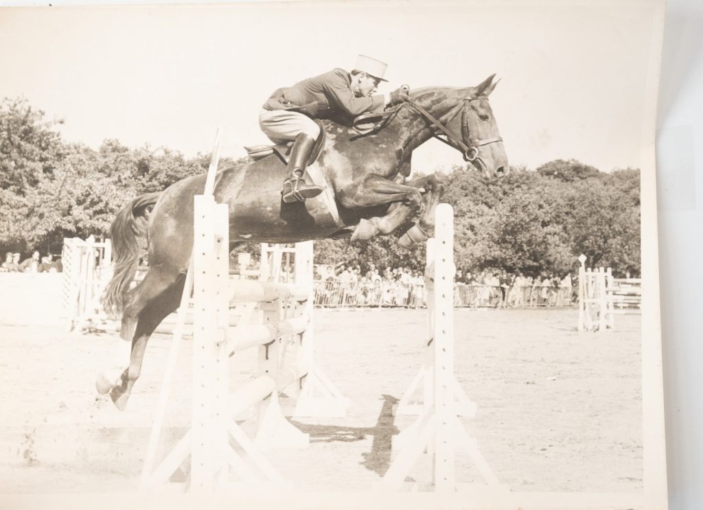 PHOTO Argentique	France	Equitation cheval saut d'obstacles	18X24cm	1970