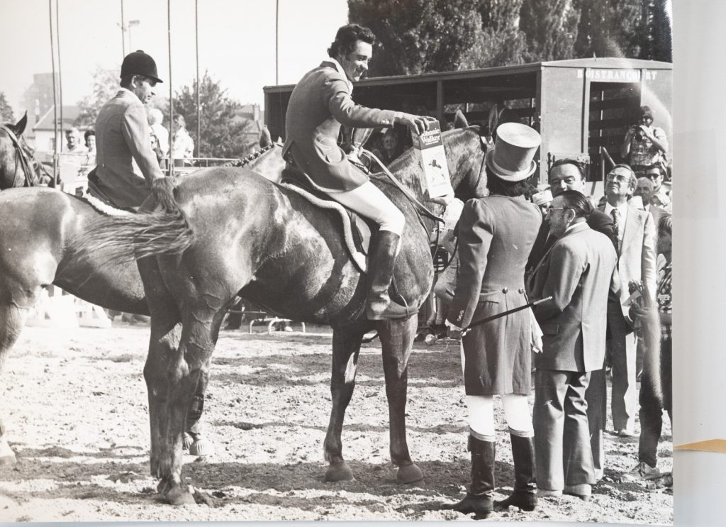 PHOTO Argentique	France	Equitation cheval saut d'obstacles	18X24cm	1970