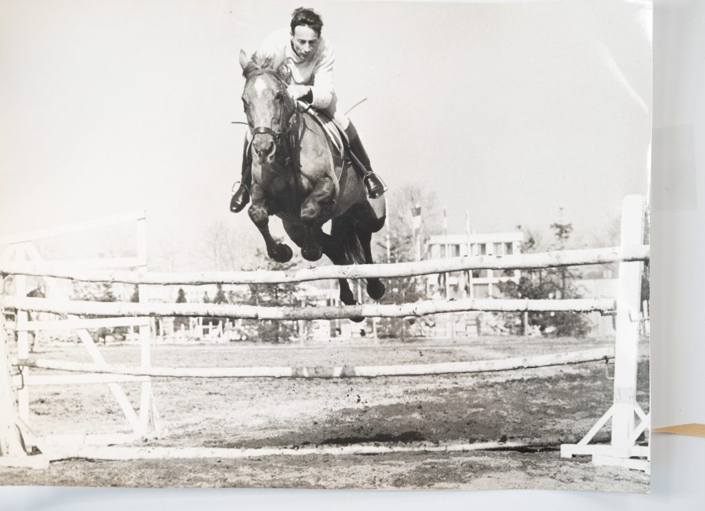 PHOTO Argentique	France	Equitation cheval saut d'obstacles	18X24cm	1970