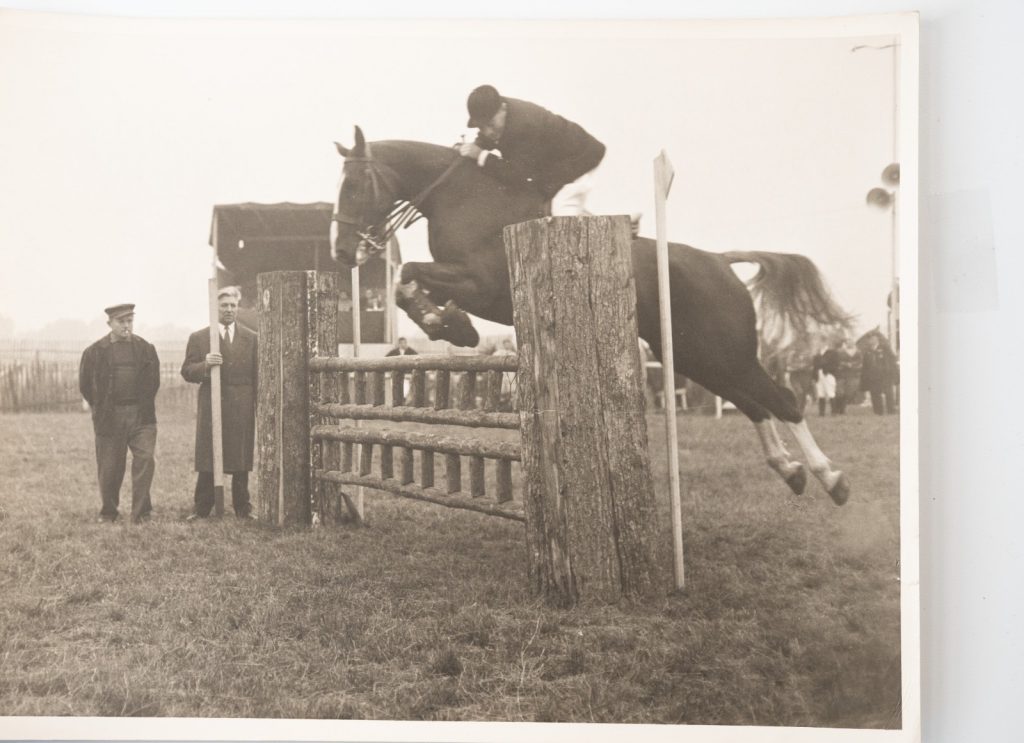 PHOTO Argentique France Equitation cheval saut d'obstacles 18X24cm 1950