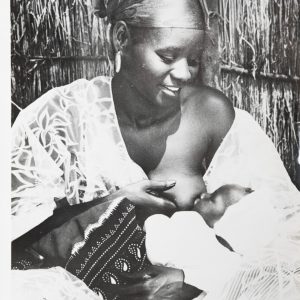 PHOTO Argentique, RC Afrique femme allaite son bébé Dakar Sénégal 20X25cm 1960
