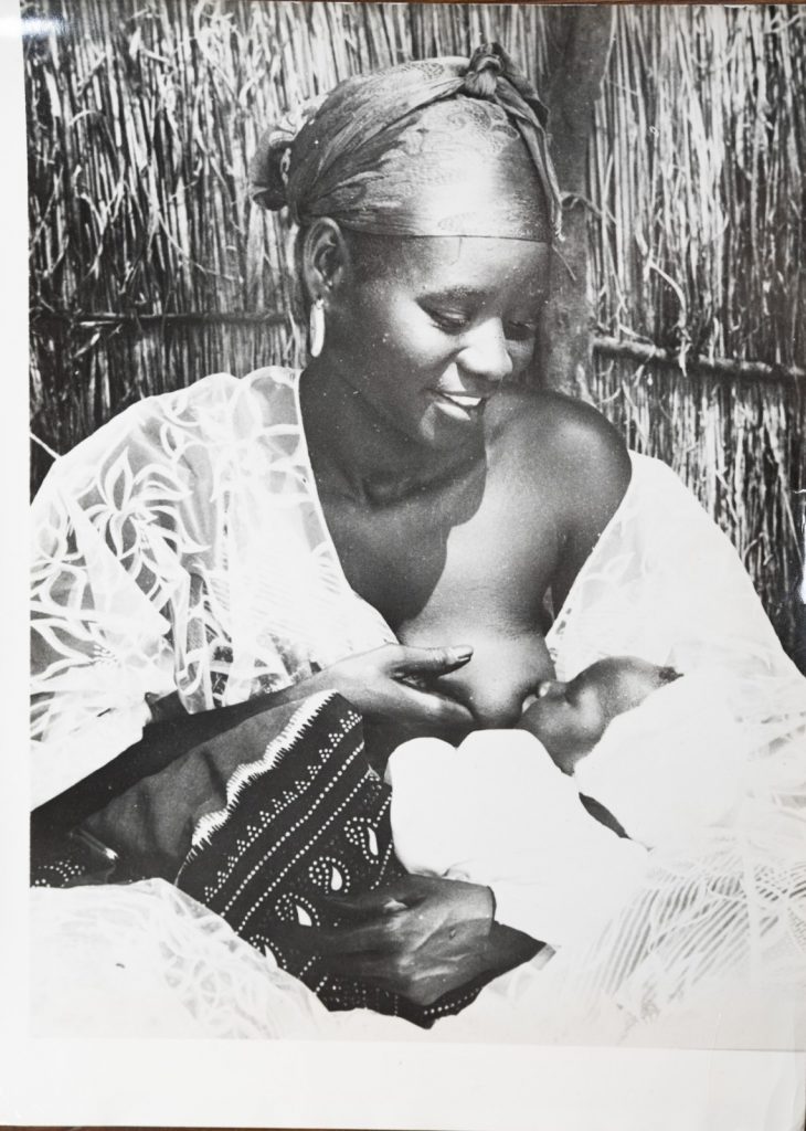 PHOTO Argentique, RC	Afrique	femme allaite son bébé Dakar Sénégal	20X25cm	1960