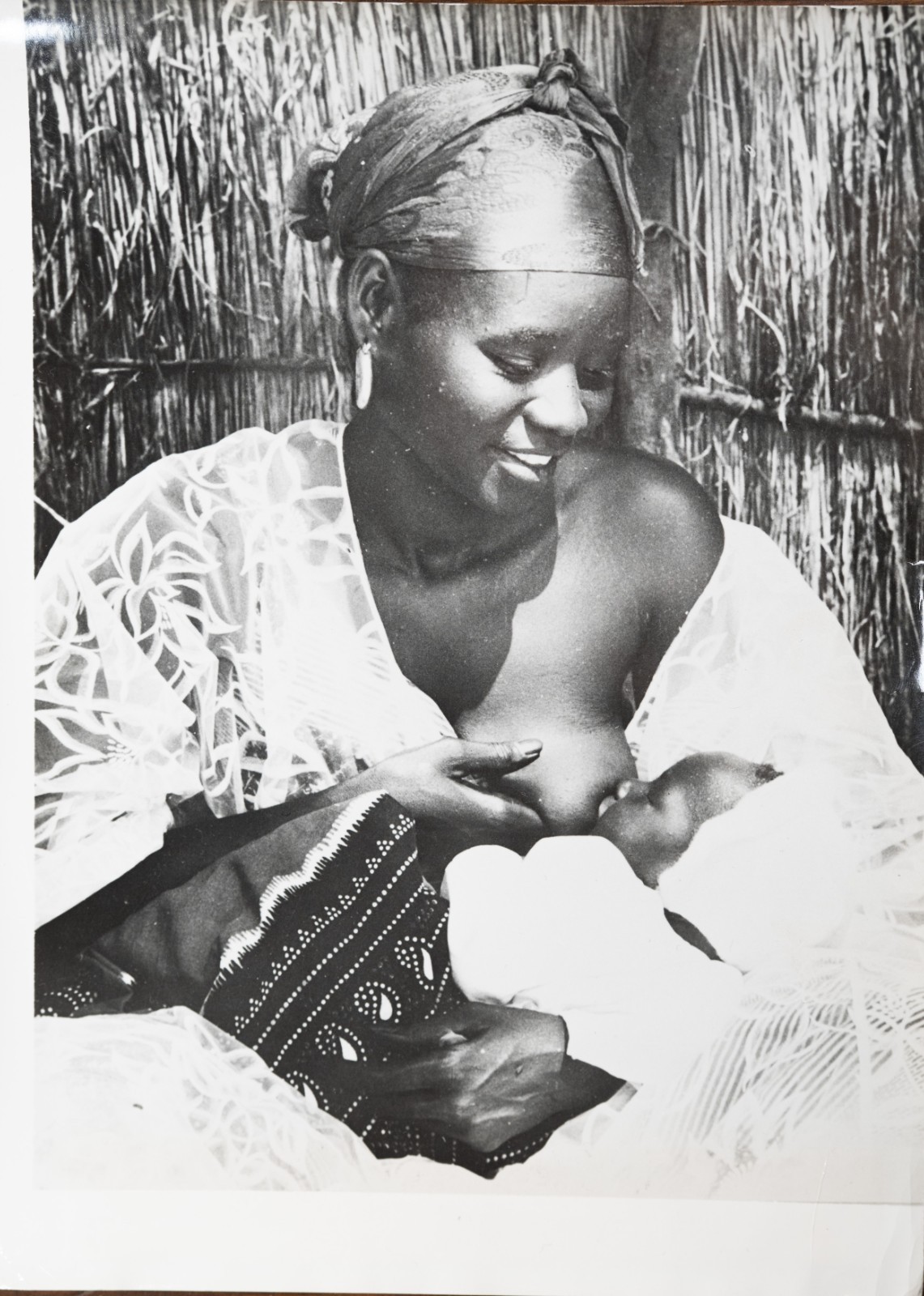 PHOTO Argentique, RC Afrique femme allaite son bébé Dakar Sénégal 20X25cm 1960