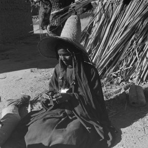 Tirage photo sur papier  argentique femme en Algerie  1950 format 60X60cm