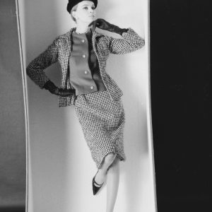 Tirage photo argentique  mode 1960 FEMME EN BOITE  20X30cm