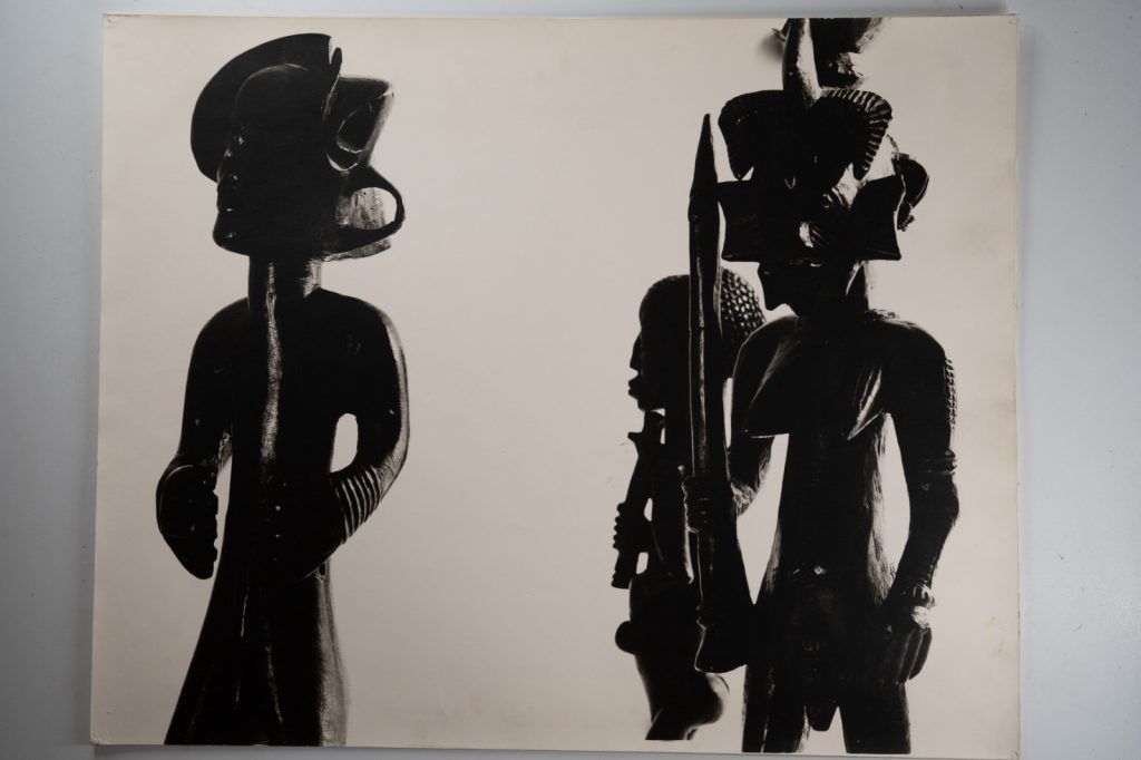 PHOTO Argentique Afrique STATUETTE AFRICAINE sculpture Chokwe ? ANGOLA? 40X50cm