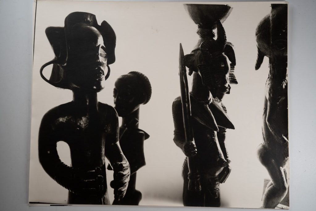 PHOTO Argentique Afrique STATUETTE AFRICAINE sculpture Chokwe ? ANGOLA? 40X50cm