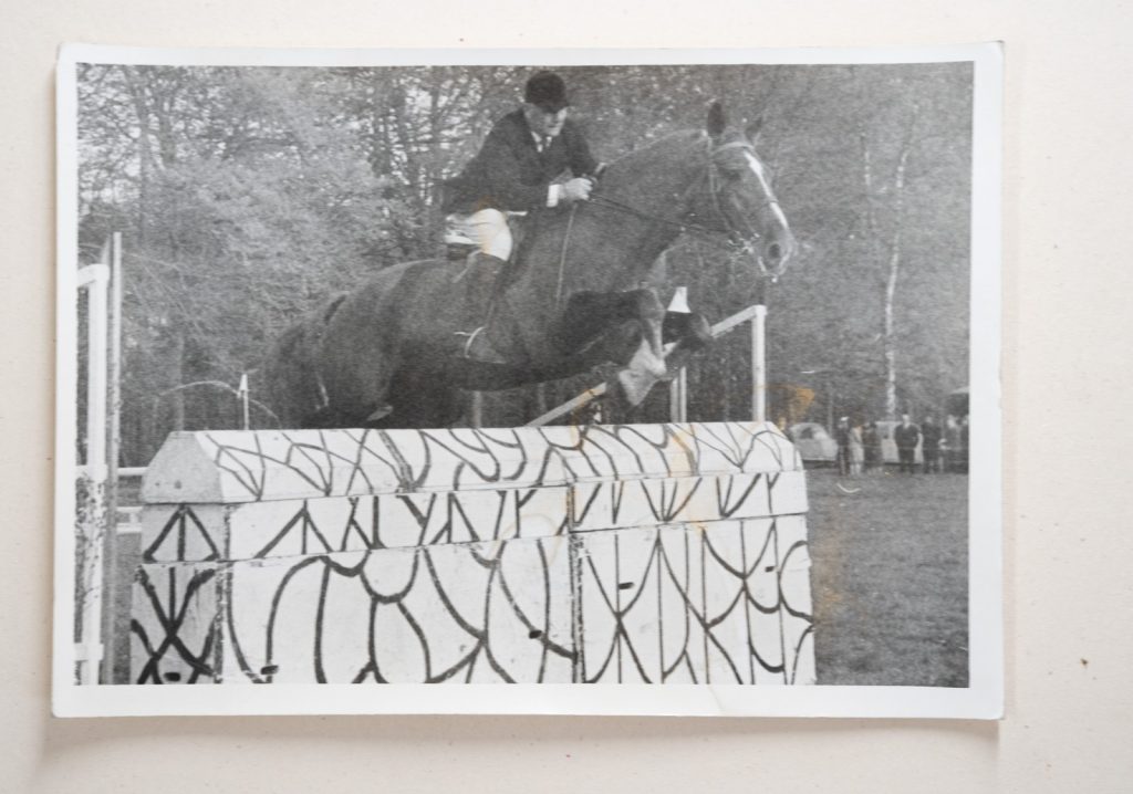 PHOTO Argentique France Equitation cheval saut d'obstacles 13X17cm 1970